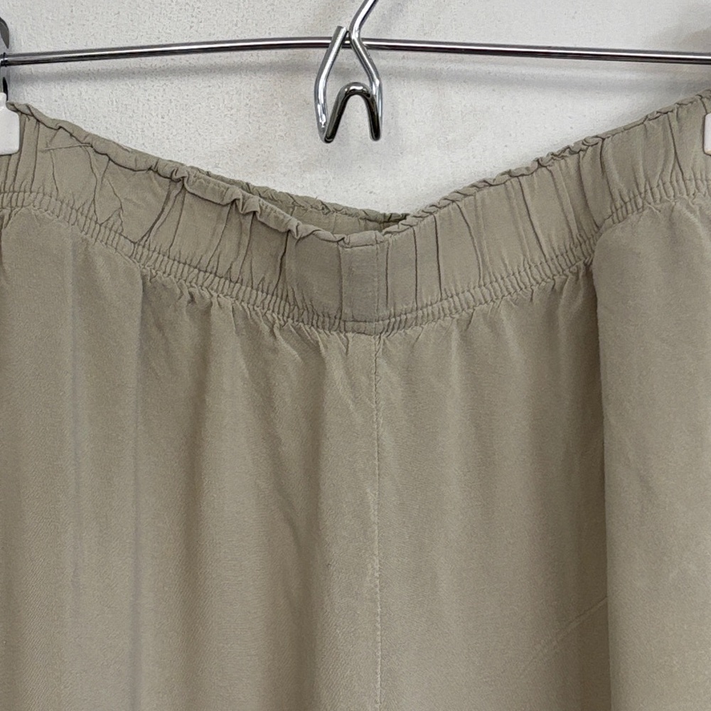Chic Light Sage Wide-Leg Trousers - Picture 3 of 7